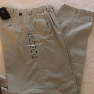 NIKE men’s pleated golf pants in khaki